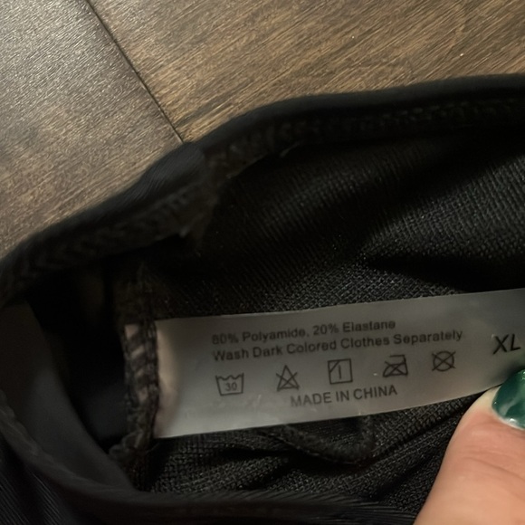 SHEIN Contrast Trim One Piece Swimsuit, size XL black and gold sequins - Picture 6 of 7